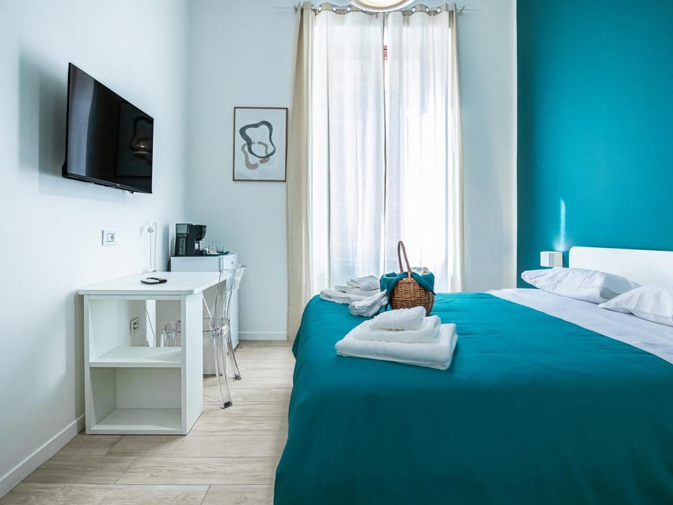 Bed, TV and multimedia, Photo of the whole room, Bedroom, hair dresser, towels