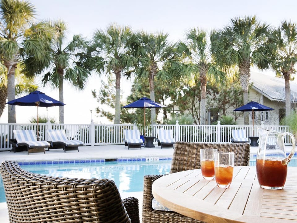 Patio, Pool view, Swimming pool, Swimming pool, Drinks