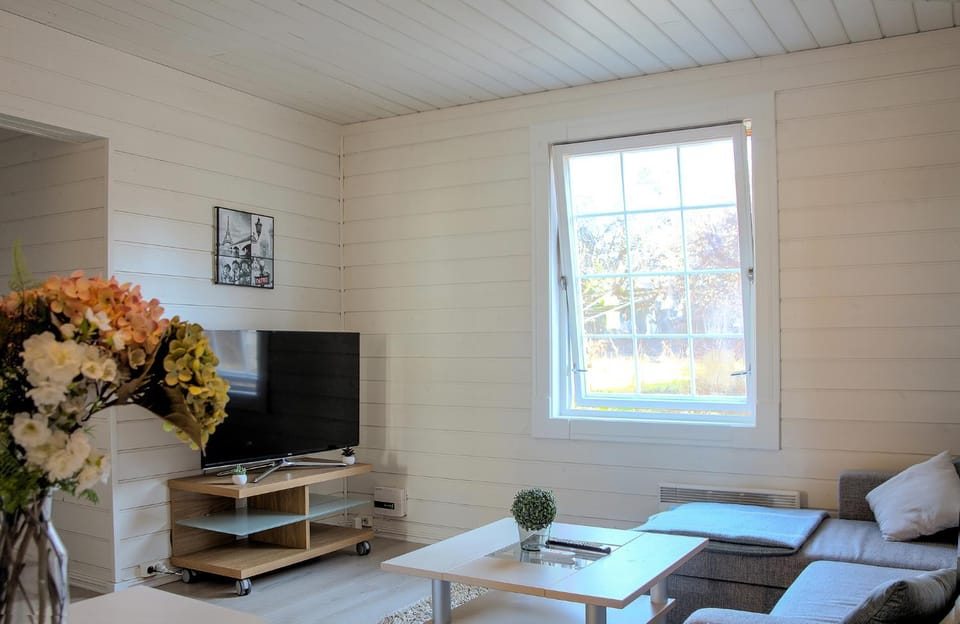 Communal lounge/ TV room, TV and multimedia, Living room, Seating area, Evening entertainment