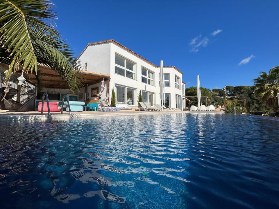 Property building, Day, Garden, View (from property/room), Balcony/Terrace, Lounge or bar, Bedroom, Pool view, Swimming pool, sunbed