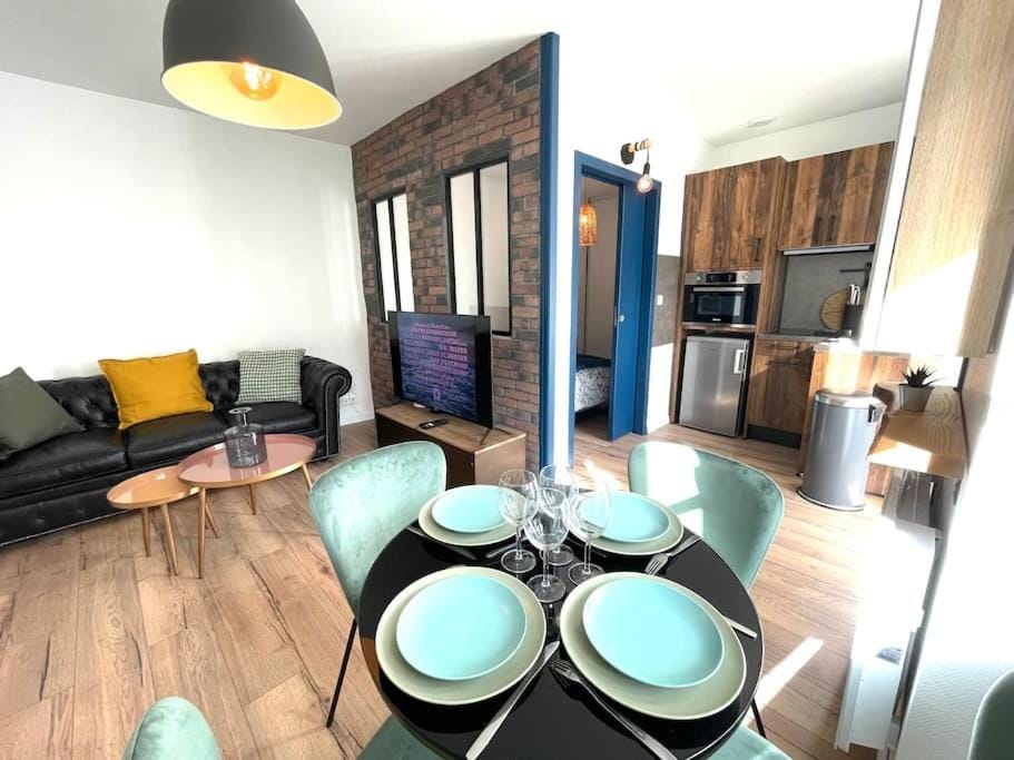 TV and multimedia, Kitchen or kitchenette, Living room, Seating area, Dining area