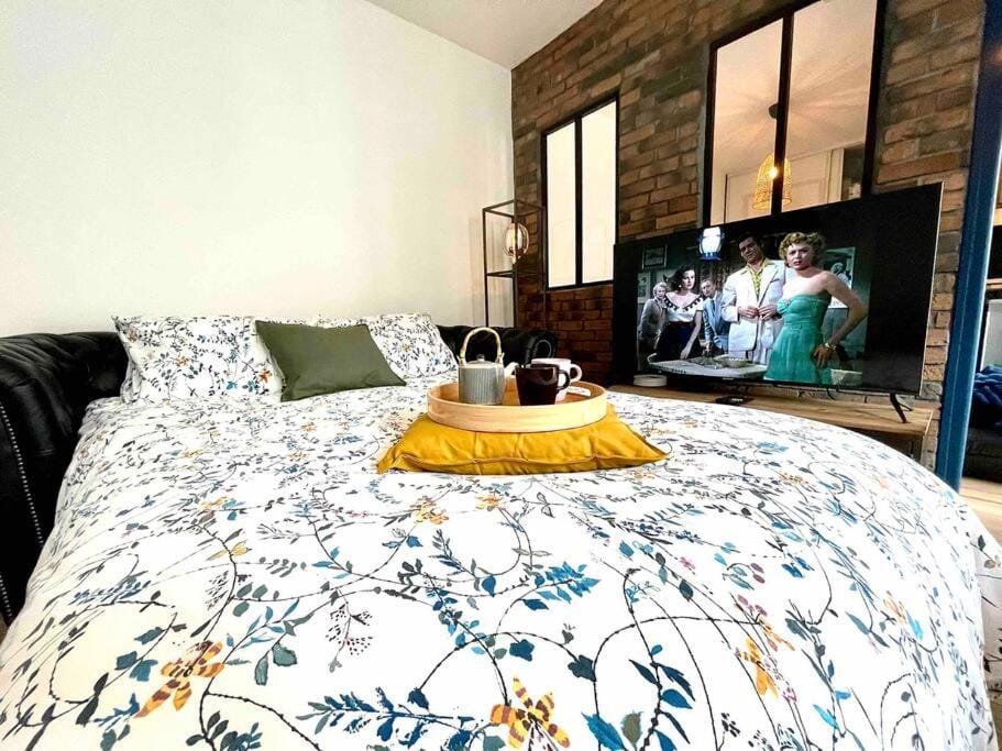 Bed, TV and multimedia, Photo of the whole room, towels