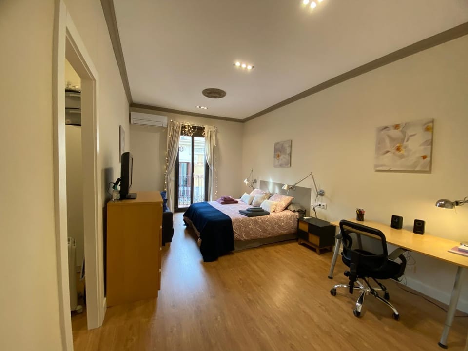 Bed, TV and multimedia, Photo of the whole room, Seating area, Bedroom, hair dresser