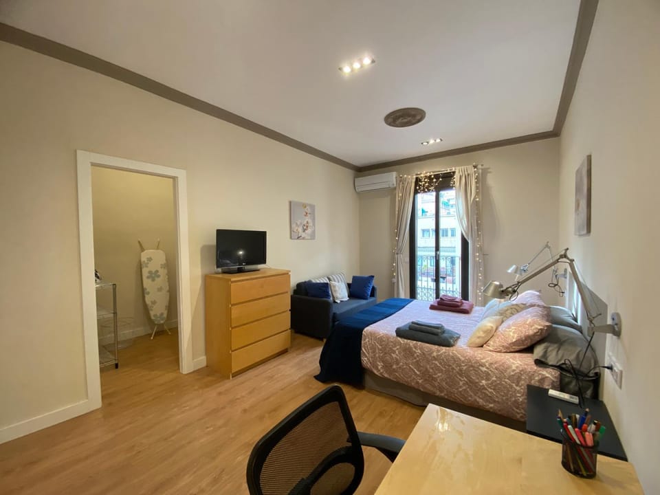 Bed, TV and multimedia, Photo of the whole room, Bedroom, hair dresser