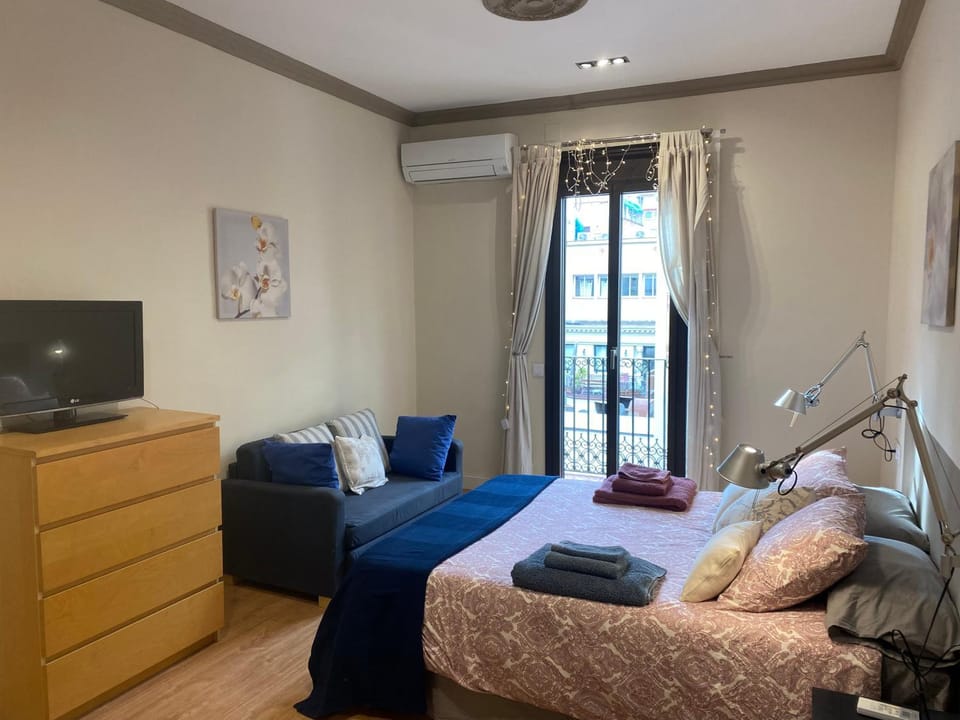 Bed, TV and multimedia, Photo of the whole room, Bedroom, hair dresser, towels, air conditioner