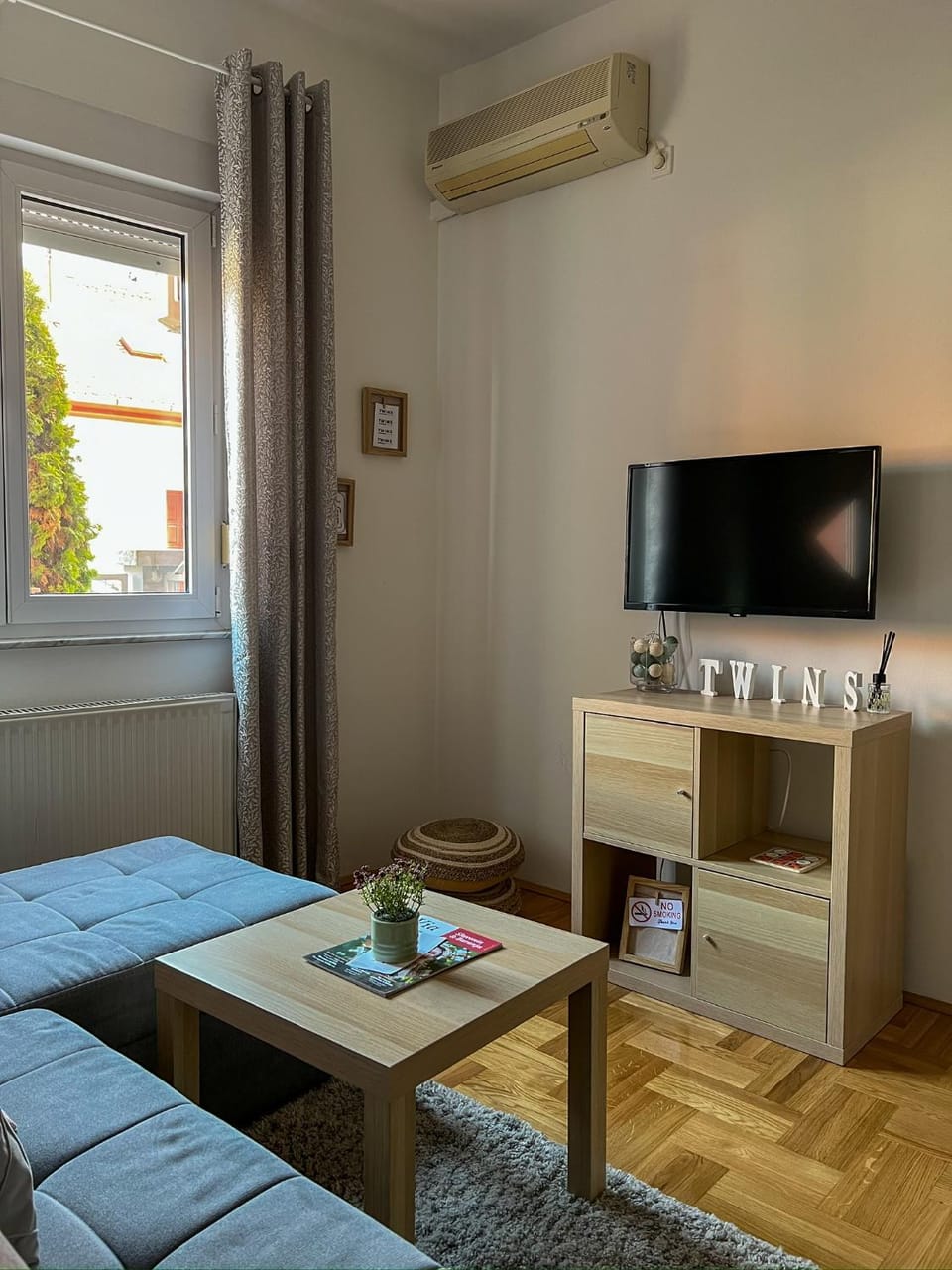 Communal lounge/ TV room, TV and multimedia, Living room, Seating area, Evening entertainment, air conditioner