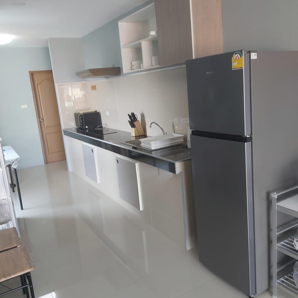 Kitchen or kitchenette, minibar, stove