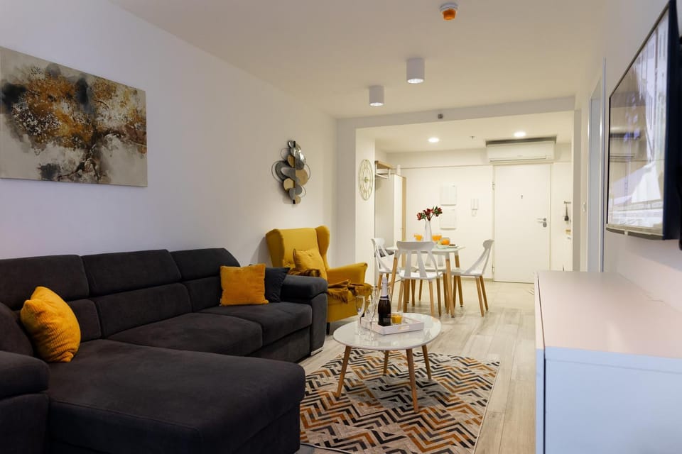 TV and multimedia, Living room, Seating area, Dining area, air conditioner