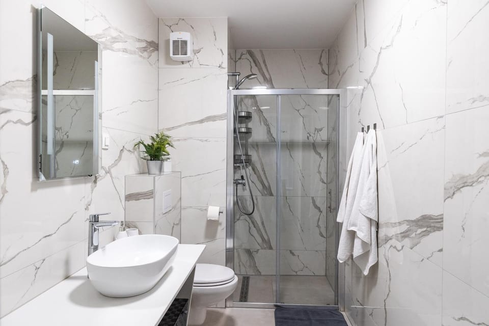 Shower, Toilet, Bathroom, towels