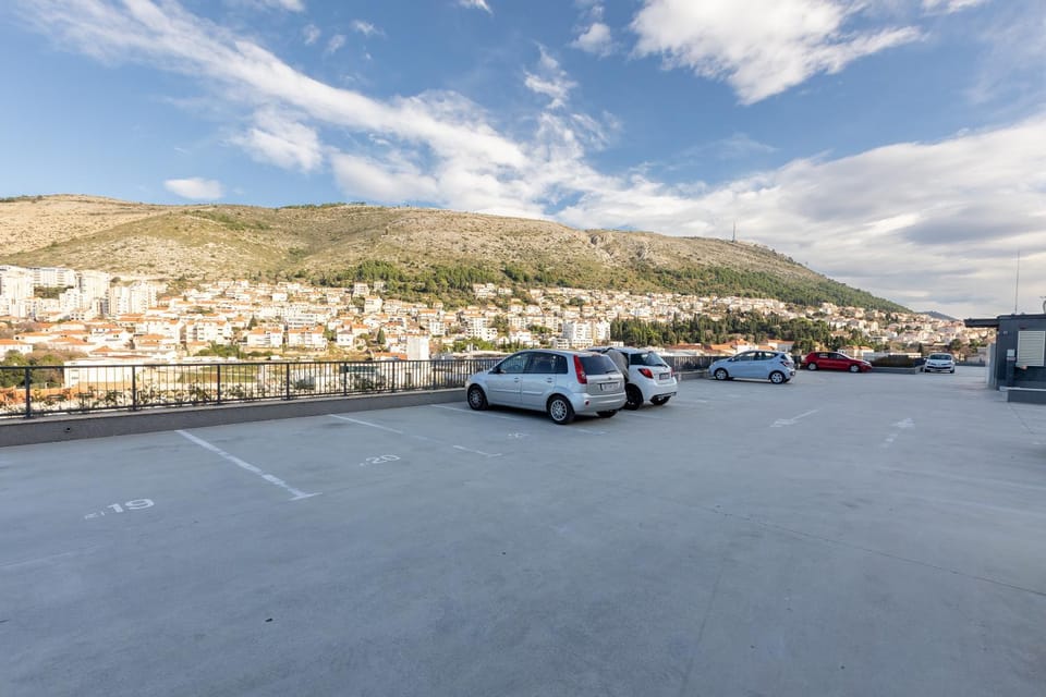 Property building, Neighbourhood, Natural landscape, City view, Mountain view, Street view, Location, Parking