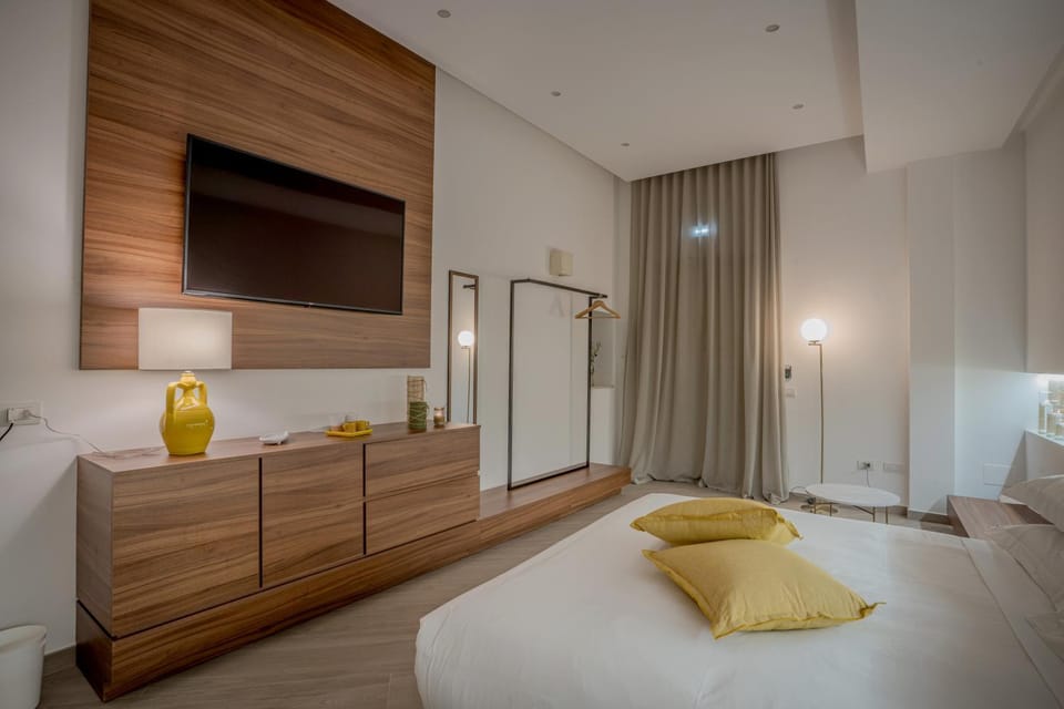 Bed, TV and multimedia, Bedroom
