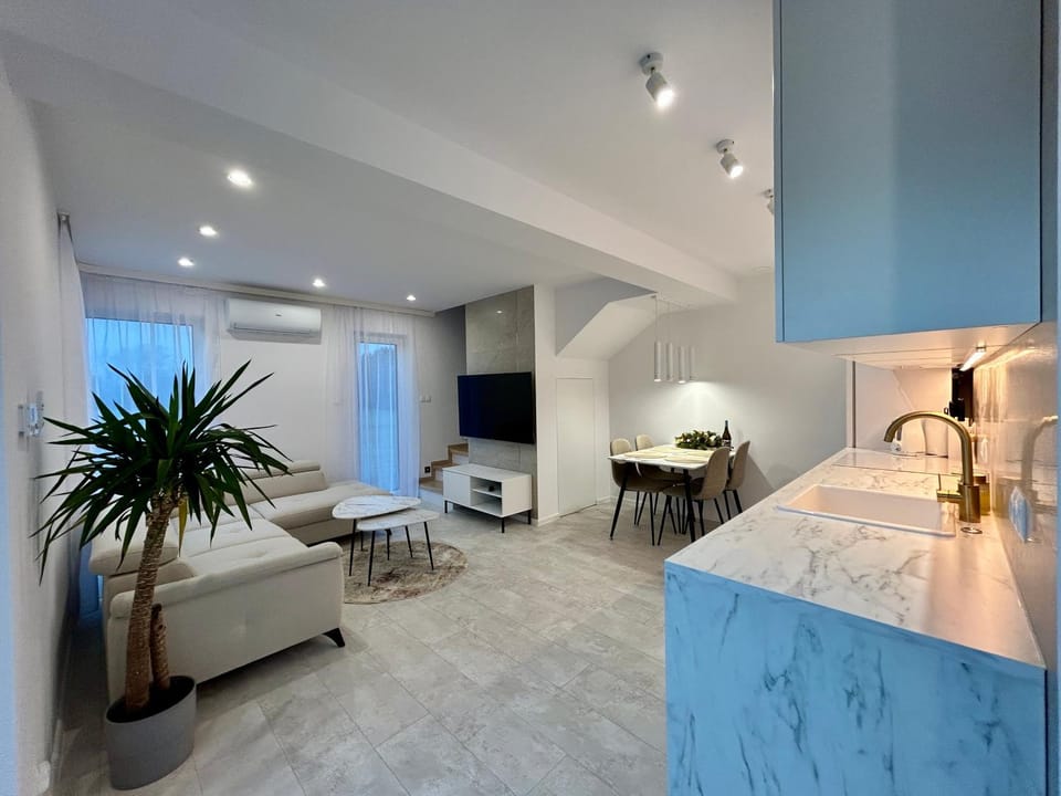 TV and multimedia, Kitchen or kitchenette, Living room, Seating area, locker, air conditioner