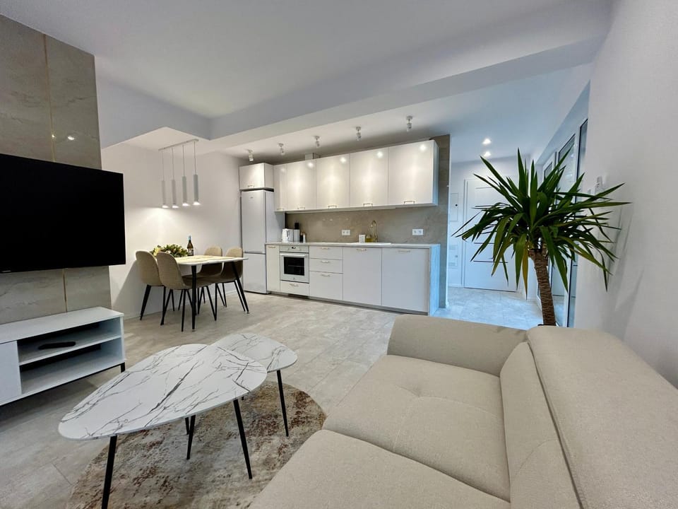 TV and multimedia, Kitchen or kitchenette, Living room, Seating area, Dining area, stove