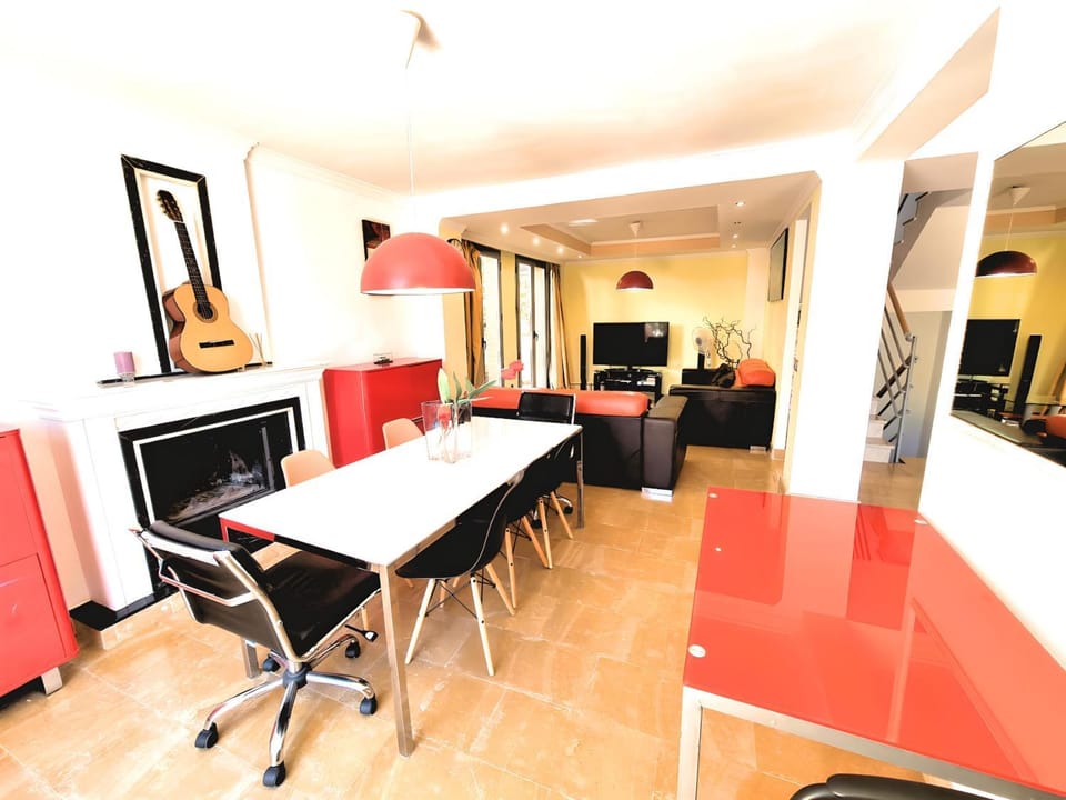 TV and multimedia, Living room, Lounge or bar, Seating area, Dining area