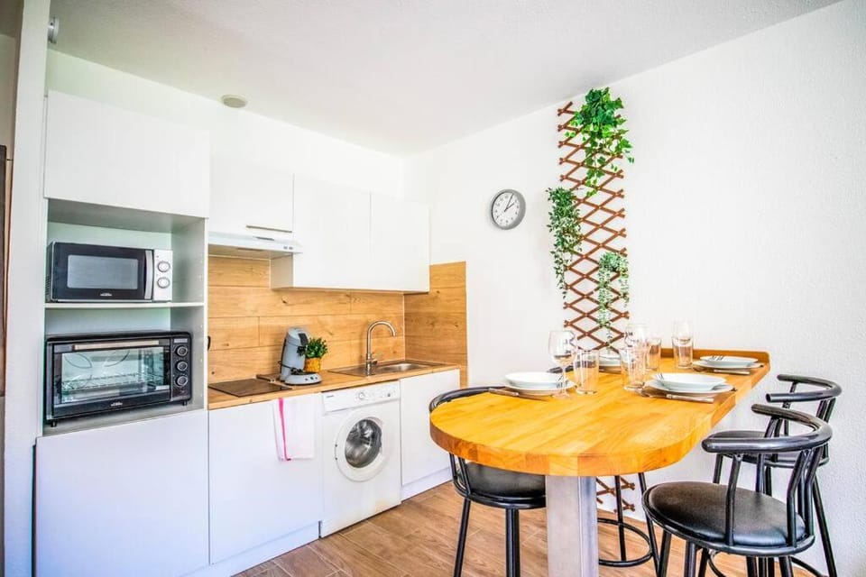 Kitchen or kitchenette, Dining area, minibar, pet friendly, stove, washing machine