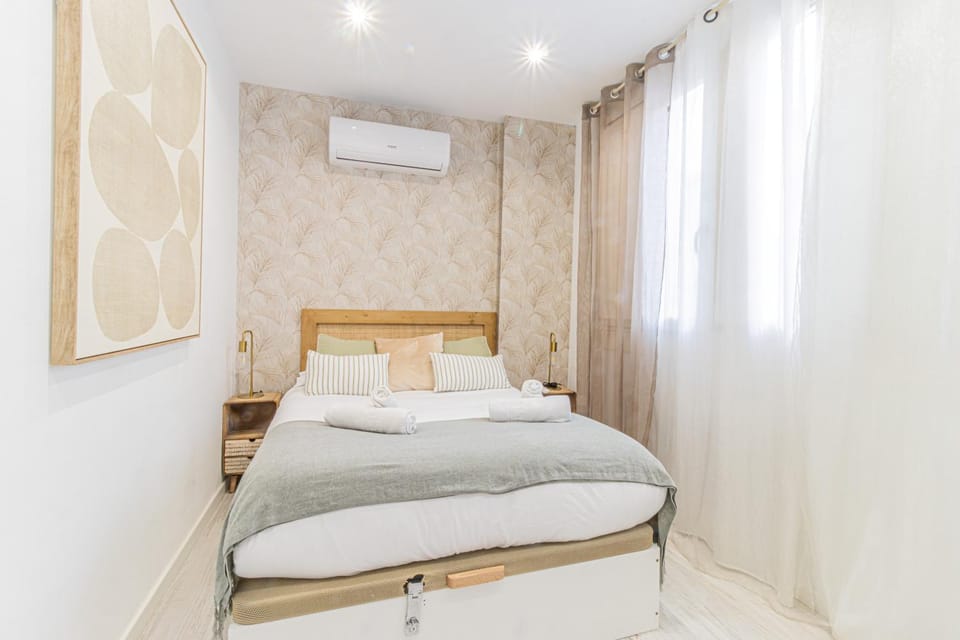Bed, Bedroom, towels, air conditioner