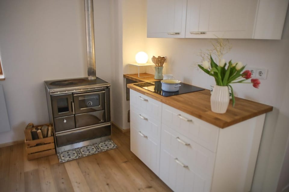 Kitchen or kitchenette, pet friendly, stove