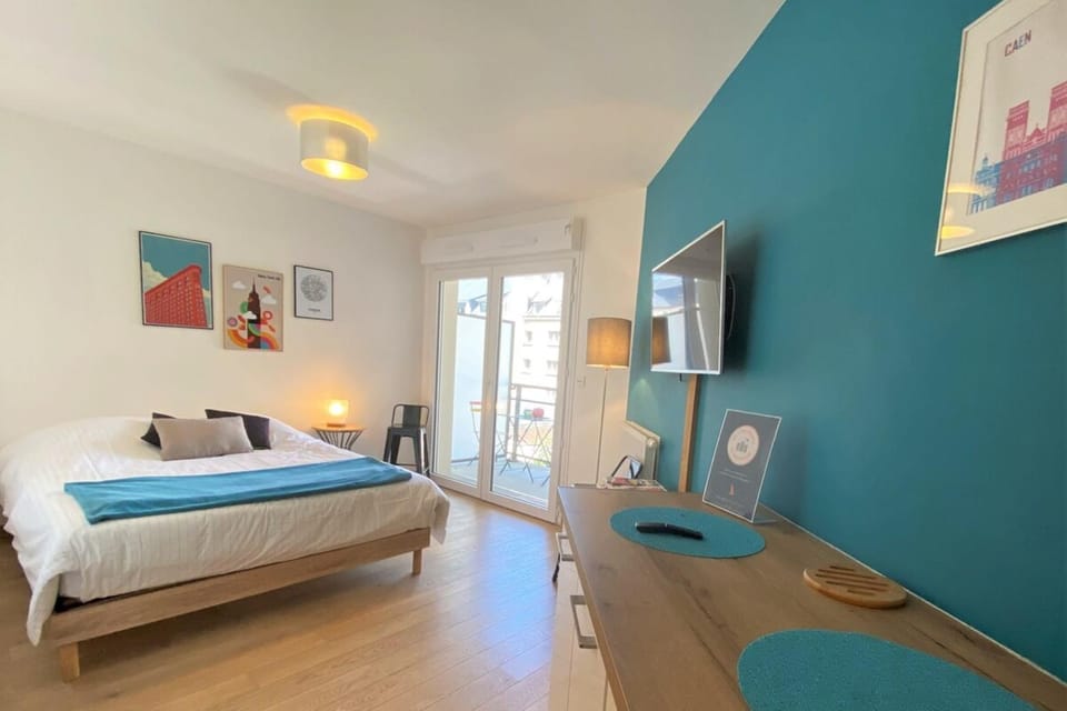 Bed, TV and multimedia, Photo of the whole room, Bedroom