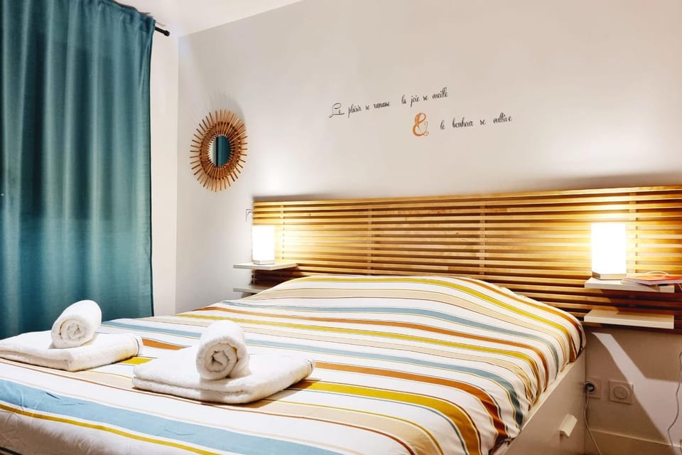 Bed, Photo of the whole room, Bedroom, towels