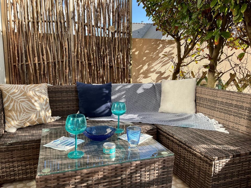 Patio, Day, Dining area