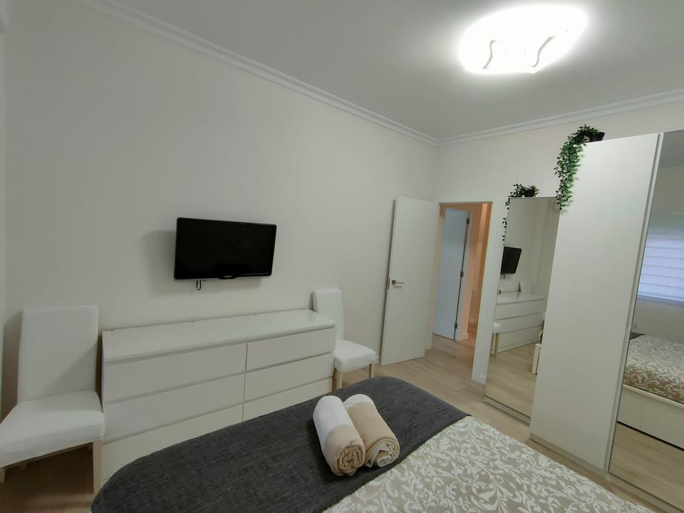 Bed, TV and multimedia, Photo of the whole room, Bedroom, wardrobe