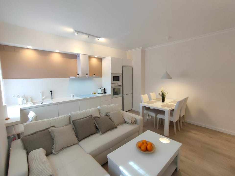 Kitchen or kitchenette, Living room, Seating area, Dining area, minibar, pet friendly, stove, toaster