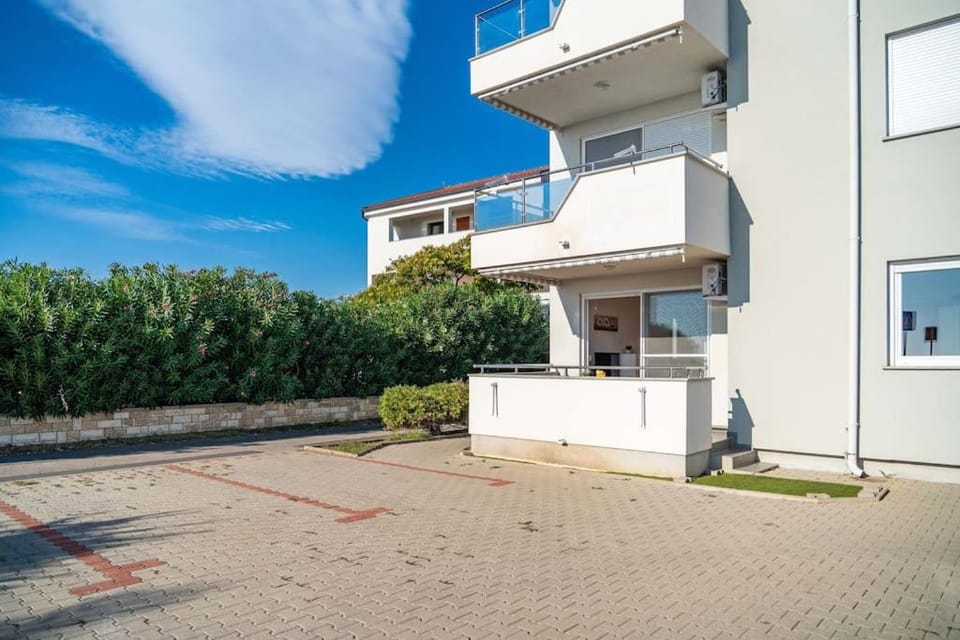 Sea breeze, beachfront apartment Apartment in Novalja