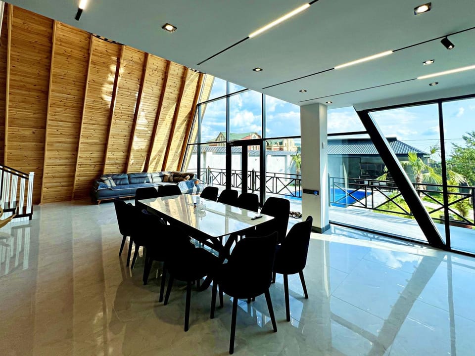 Communal lounge/ TV room, TV and multimedia, Living room, Seating area, Dining area, Evening entertainment