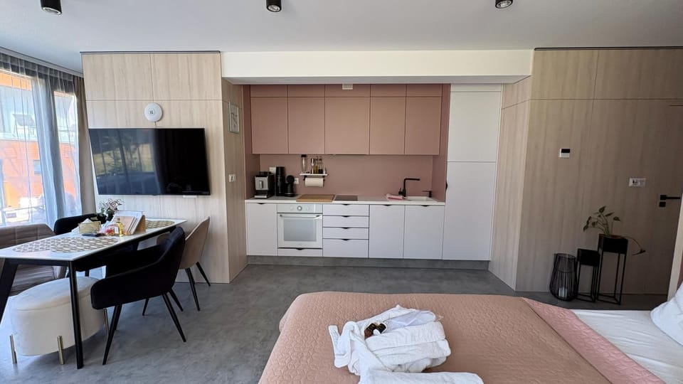 Dining area, kitchen