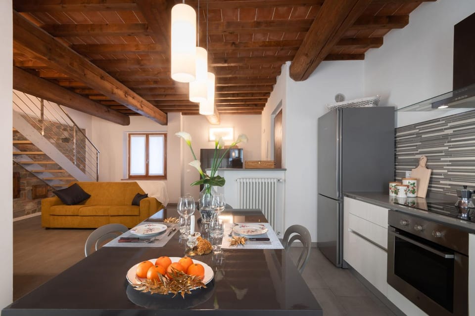 Kitchen or kitchenette, Living room, Food and drinks, Seating area, Dining area, Food, pet friendly, stove