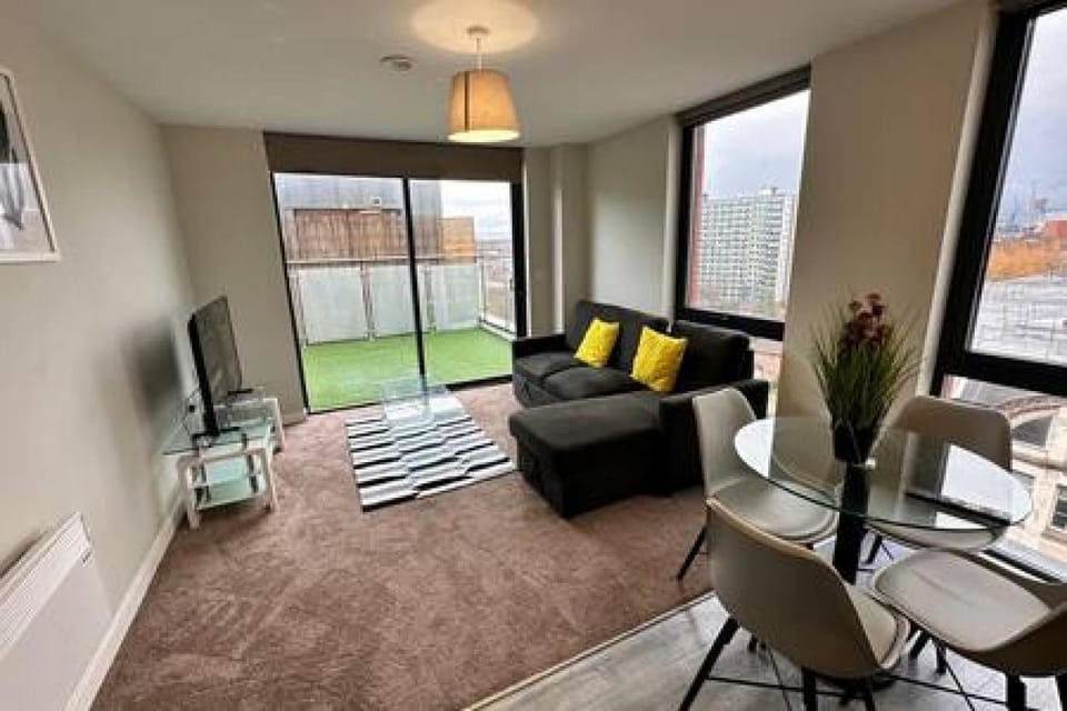 Large 1 Bed MCR Apartment and Huge Terrace Sleeps 4 Apartment in Salford