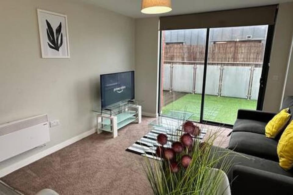 Large 1 Bed MCR Apartment and Huge Terrace Sleeps 4 Apartment in Salford