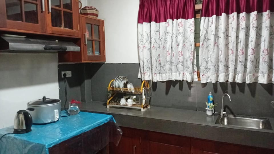 Coffee/tea facilities, Kitchen or kitchenette, stove
