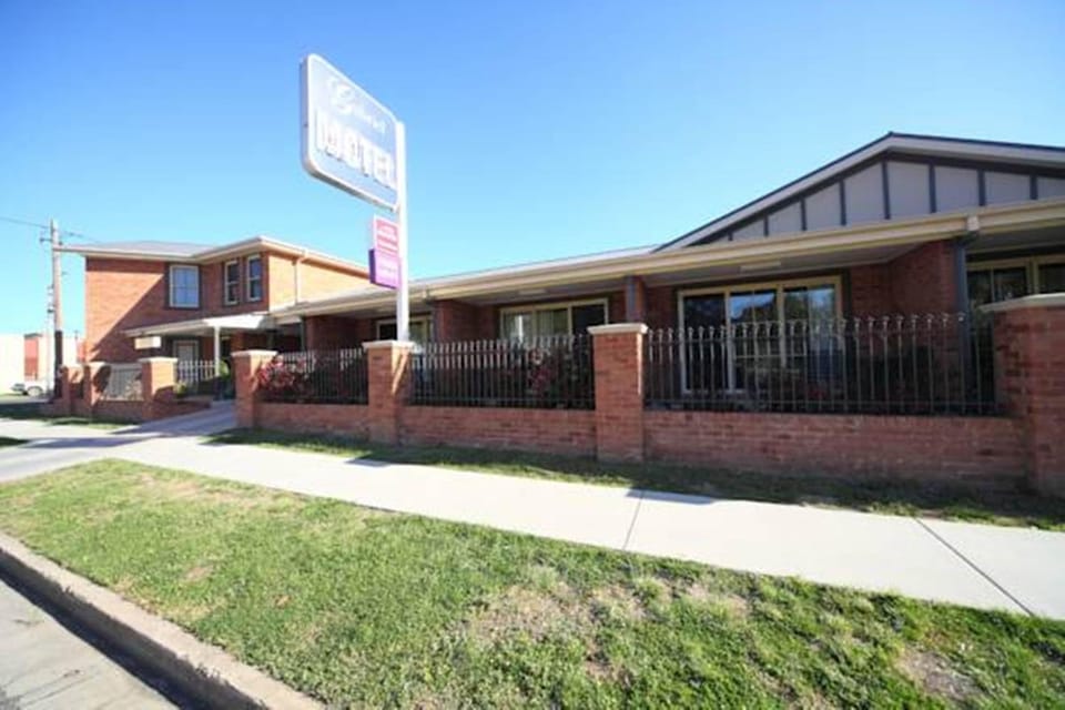 Property building, Patio, Day, Natural landscape, Garden, Coffee/tea facilities, Street view
