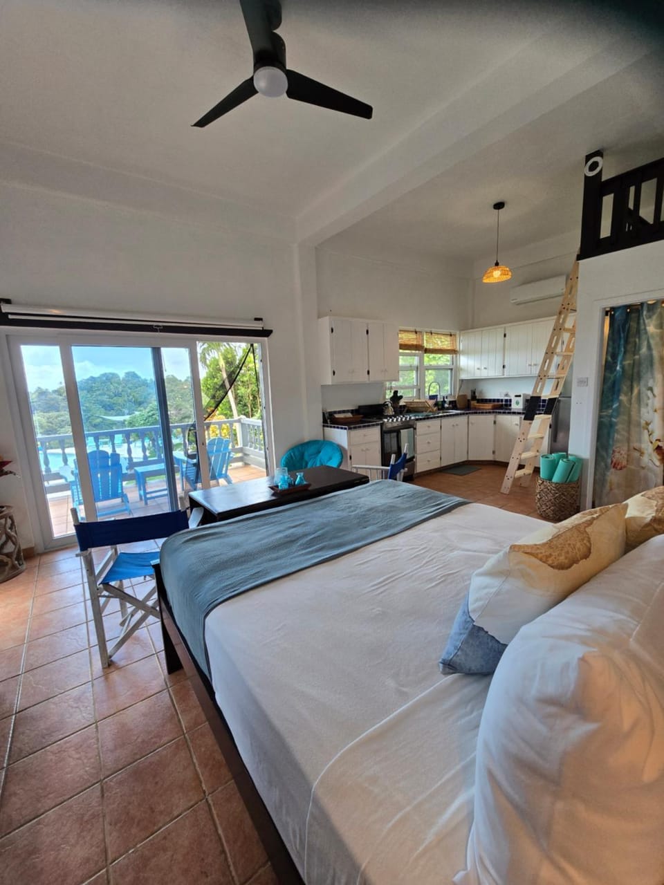 Bed, Kitchen or kitchenette, Seating area, Dining area