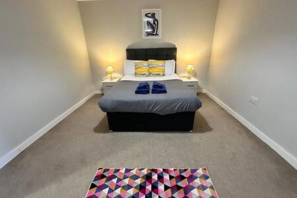 Large Central 2 Bed Apt with Balcony and Sofa Bed Sleeps 6 Apartment in Salford