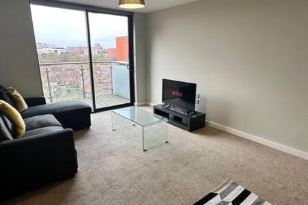 Large Central 2 Bed Apt with Balcony and Sofa Bed Sleeps 6 Apartment in Salford