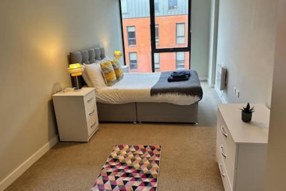 Large 1 Bed Apt in Central Manchester Sleeps 2 Apartment in Salford