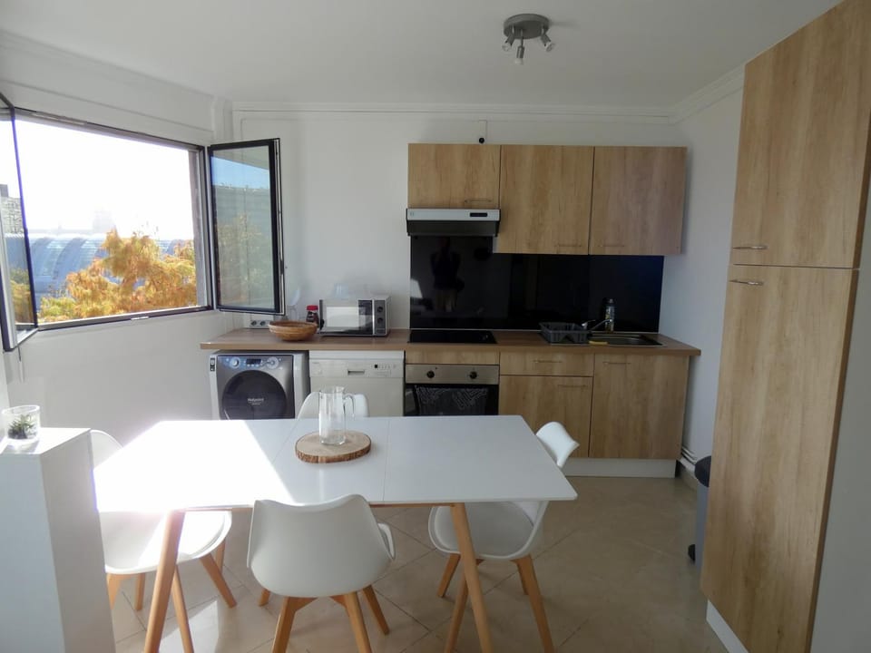 Kitchen or kitchenette, Dining area, minibar, pet friendly, stove