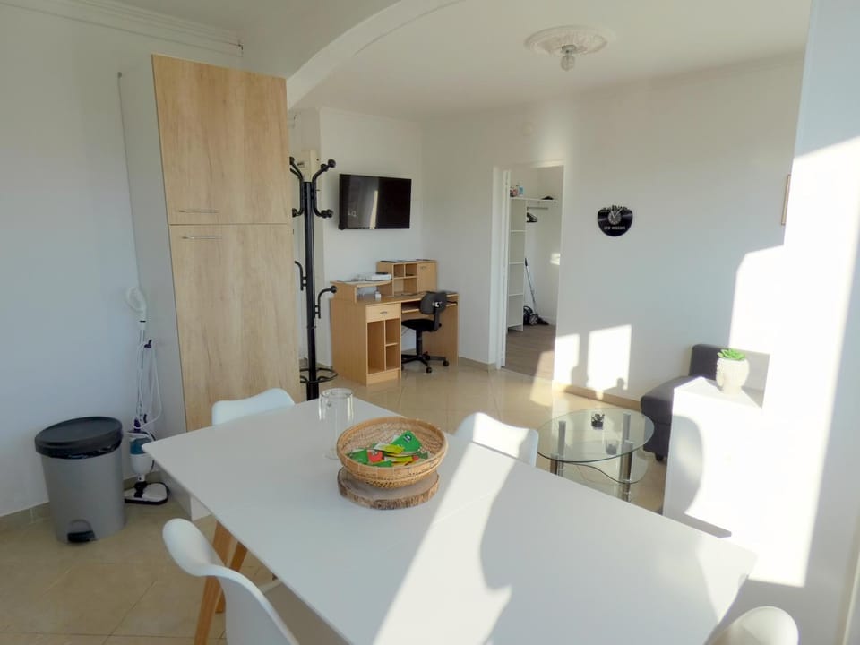 Living room, Food and drinks, Seating area, Dining area