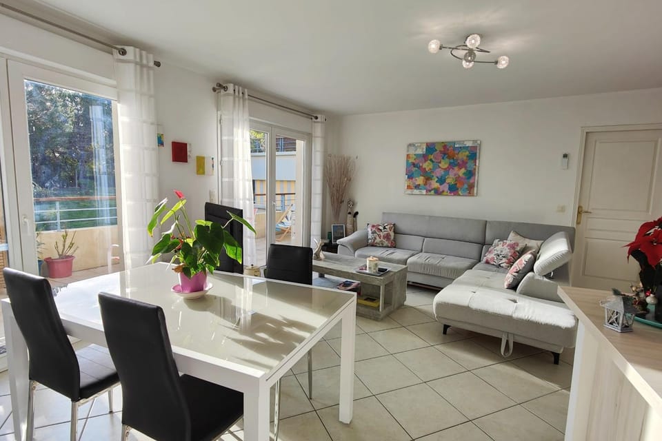 Spacious appartment with terrace and shared pool Apartment in Fréjus