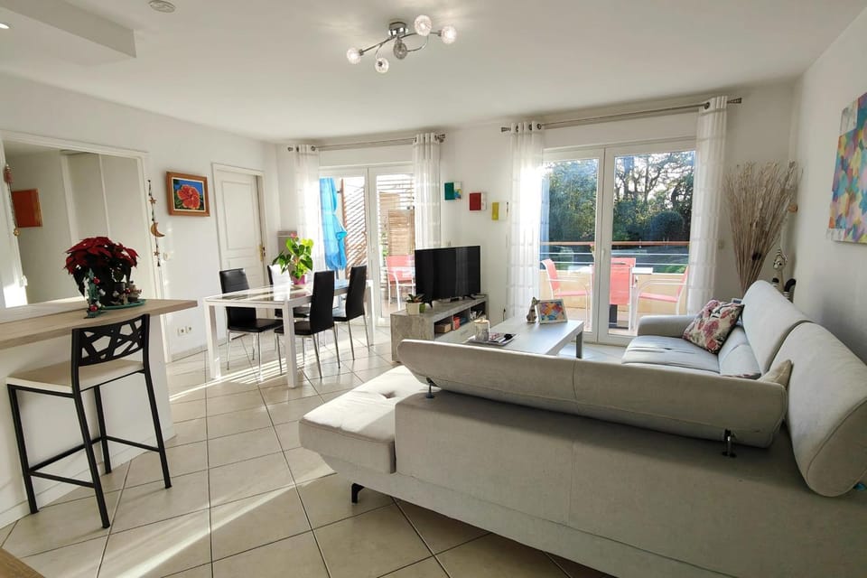 Spacious appartment with terrace and shared pool Apartment in Fréjus