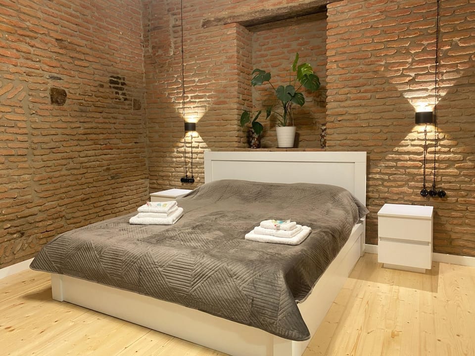 Bed, Bedroom, towels