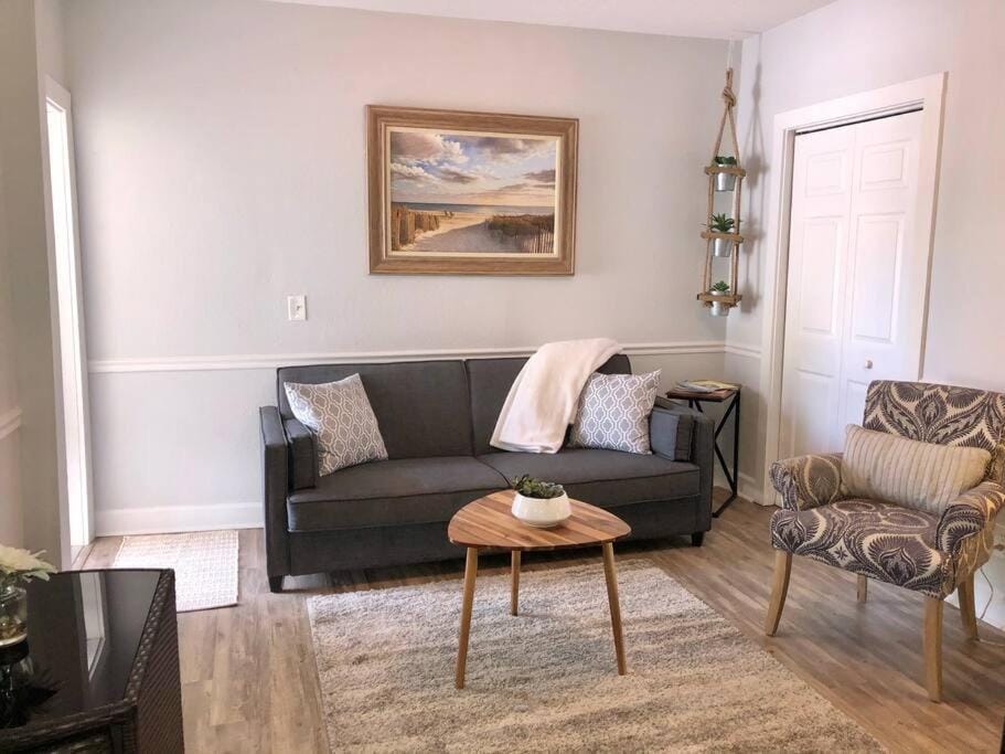 In the Heart of Downtown Dunedin One Bedroom Apt NO KIDS, NO PETS Apartment in Dunedin
