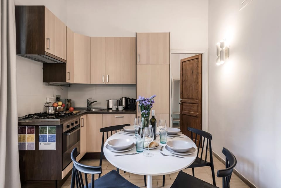 Kitchen or kitchenette, Dining area