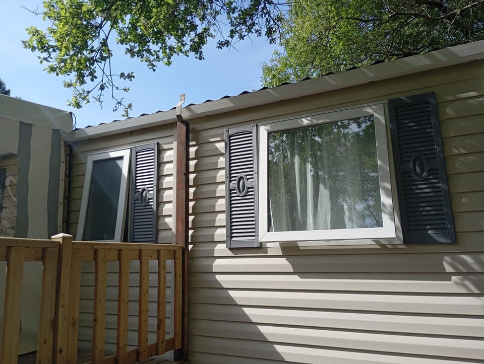 mobilhome Pont Aven 3chbres 152 avec grande terrasse fermée Campground/ 
RV Resort in Pont-Aven