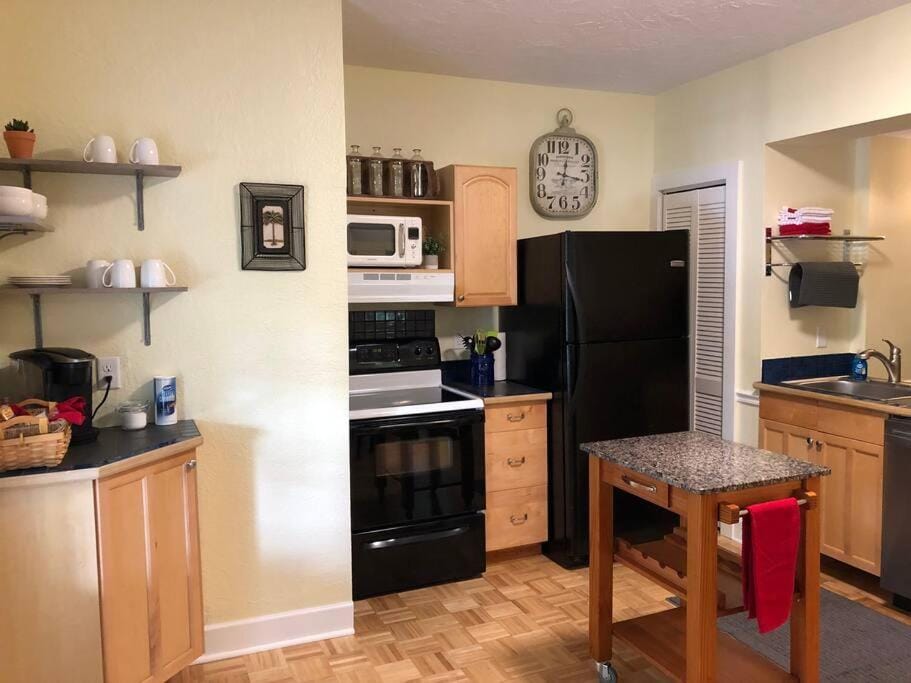 2 Bedroom Apt Overlooking Dunedin Town Square NO KIDS, NO PETS Apartment in Dunedin