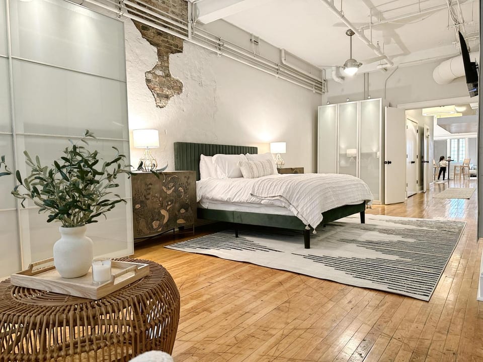 Bed, Seating area, Bedroom