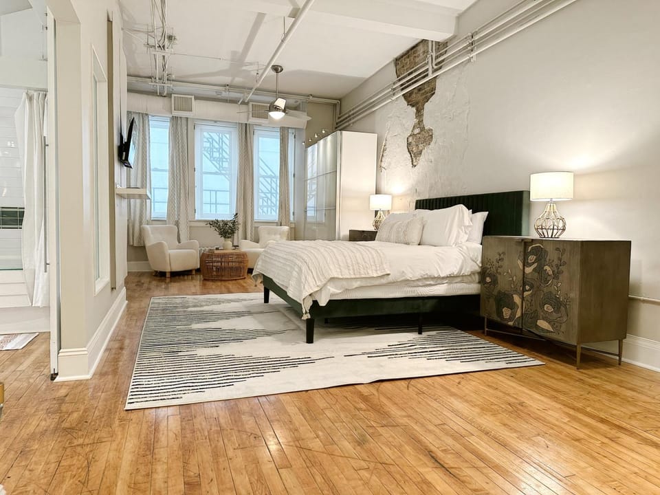 Bed, Seating area, Bedroom
