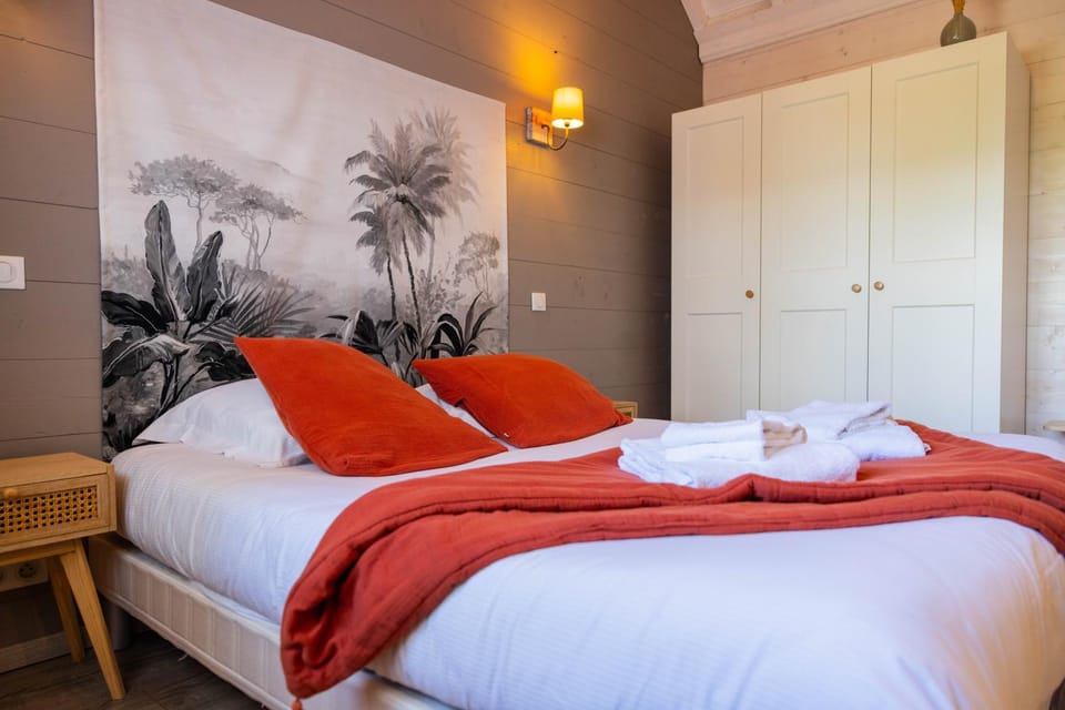 Bed, Bedroom, towels, wardrobe